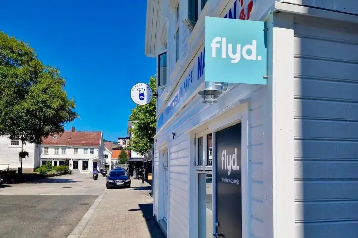 Inngangen til Flyd-kontoret i Elvegaten 22 i Flekkefjord, med teal flyd-skilt