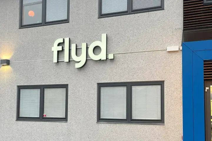 Fasaden på Flyd-kontoret i Øyevollveien 10 på Moi, med flyd-skilt over inngangen