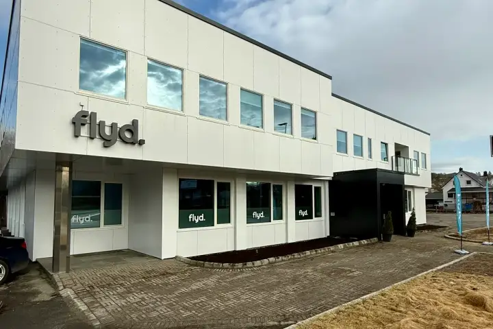 Flyd-kontoret i «Banken», Gamleveien 13 i Hauge i Dalane – hvit fasade med flyd-skilt